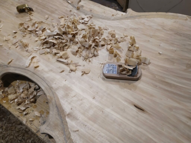 Sul lato interno le tavole vengono scavate con la pialla a suola bombata fino a raggiungere spessori molto sottili.