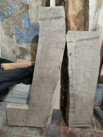 Tavola di acero da cui sarà ricavato il manico