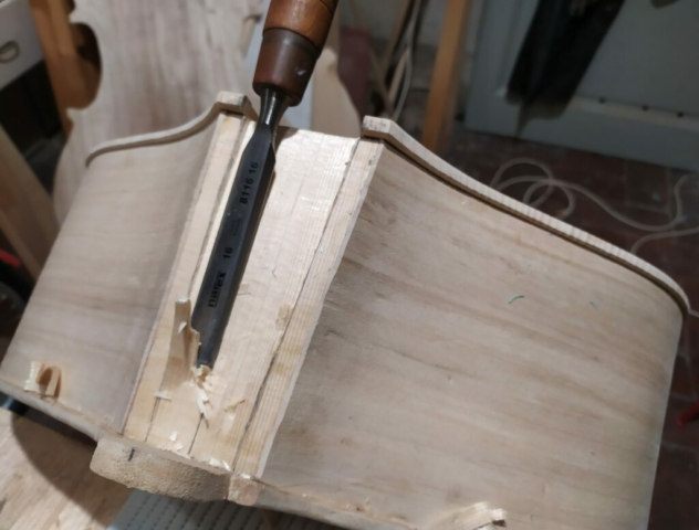 Lavorazione della coda di rondine con scalpello