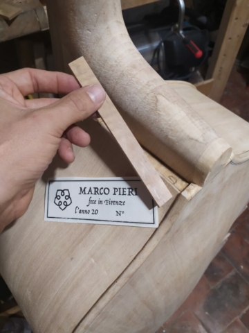Linguetta in pero per coprire il frontalino dello zocchetto superiore
