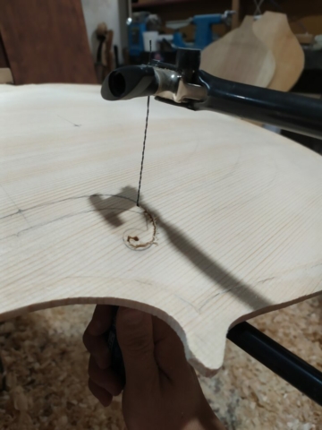 Apertura delle effe con seghetto manuale