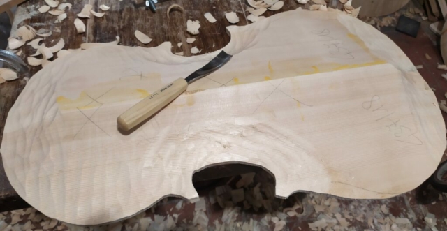 Sgrossatura della tavola con sgorbia